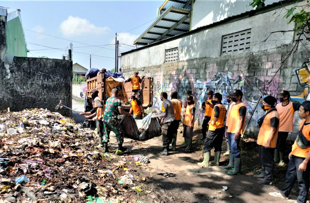 Peduli Kebersihan Babinsa Giwangan Bersama DLH Kota Yogyakarta Bersihkan Tempat Pembuangan Sampah