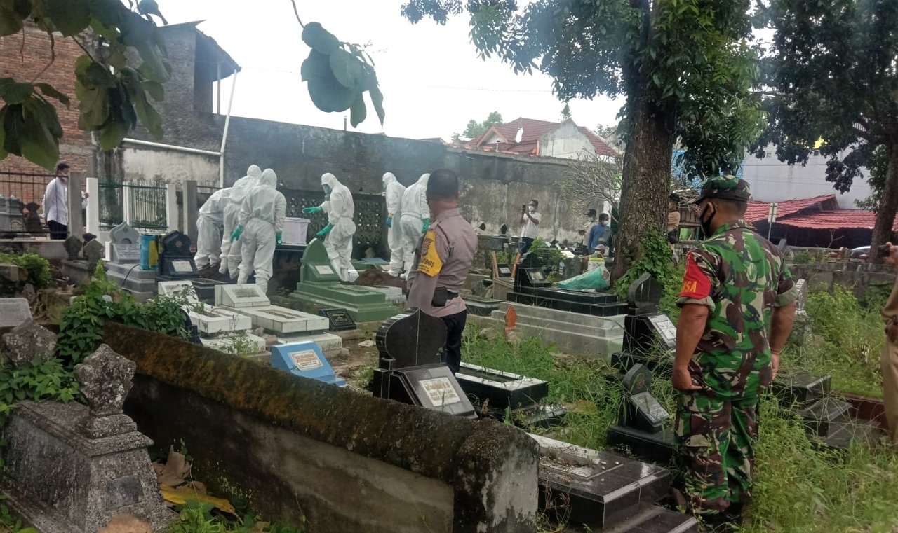 Babinsa Dan Bhabinkamtibmas Warungboto Monitoring Pemakaman Jenazah Protokol Covid-19