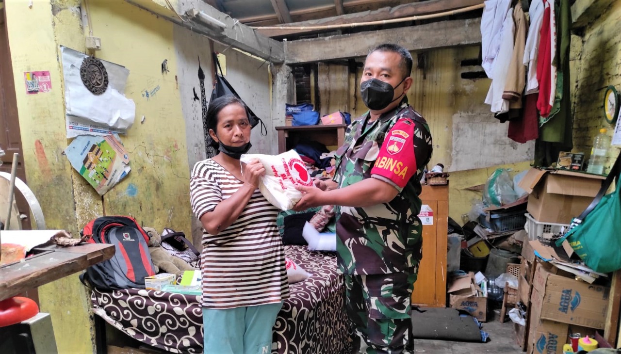 Babinsa Koramil 12/Gondomanan Bagi-Bagi Paket Sembako Kepada Warga Lansia di Wilayah Binaan