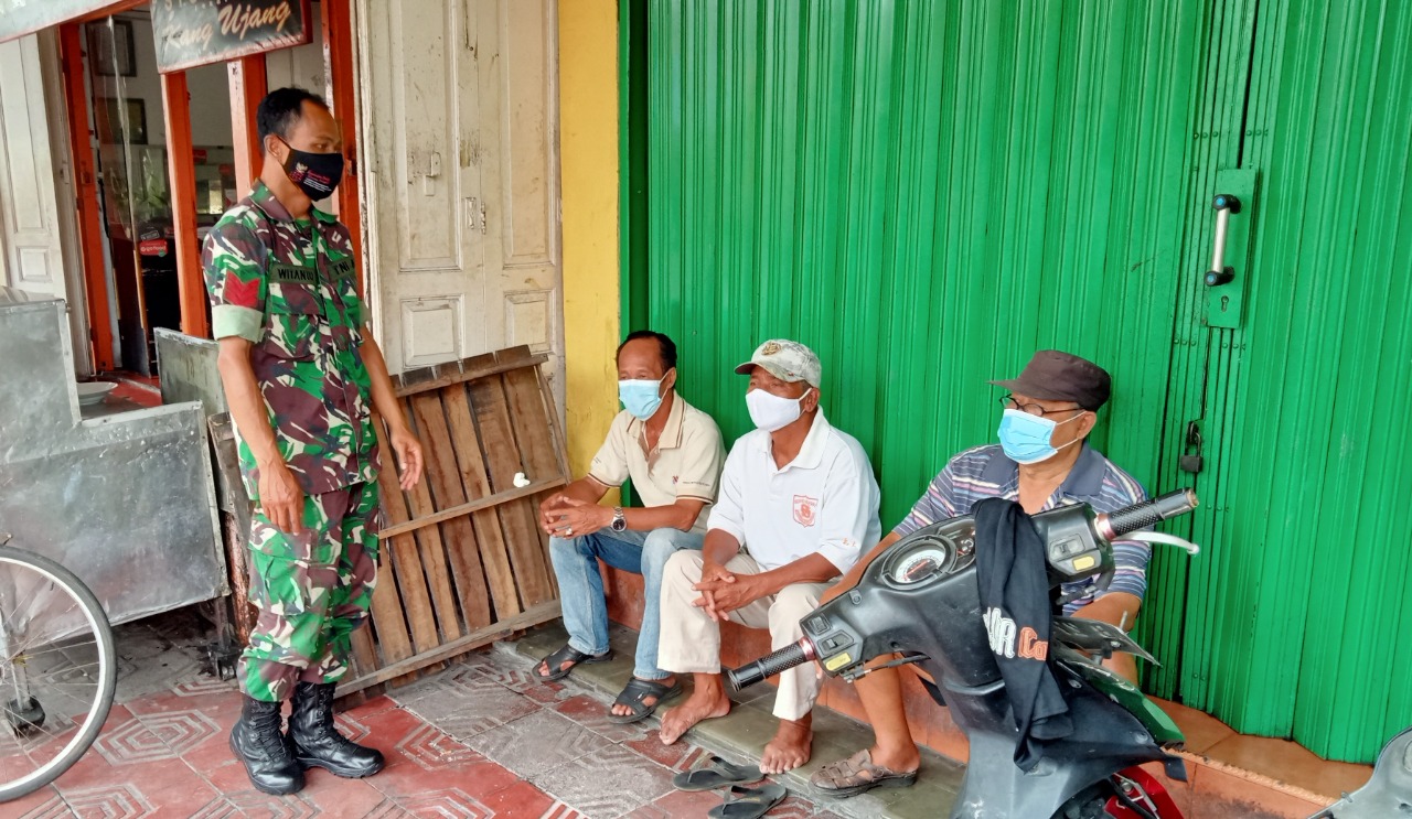 Monitoring Wilayah Babinsa Kraton Mengingatkan Prokes Jangan Kendor