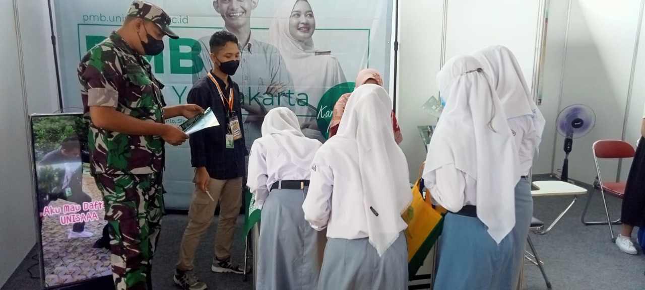 Babinsa Cokrodiningratan Memantau Edukasi dari Universitas Ahmad Dahlan di SMK N 3 Yogyakarta