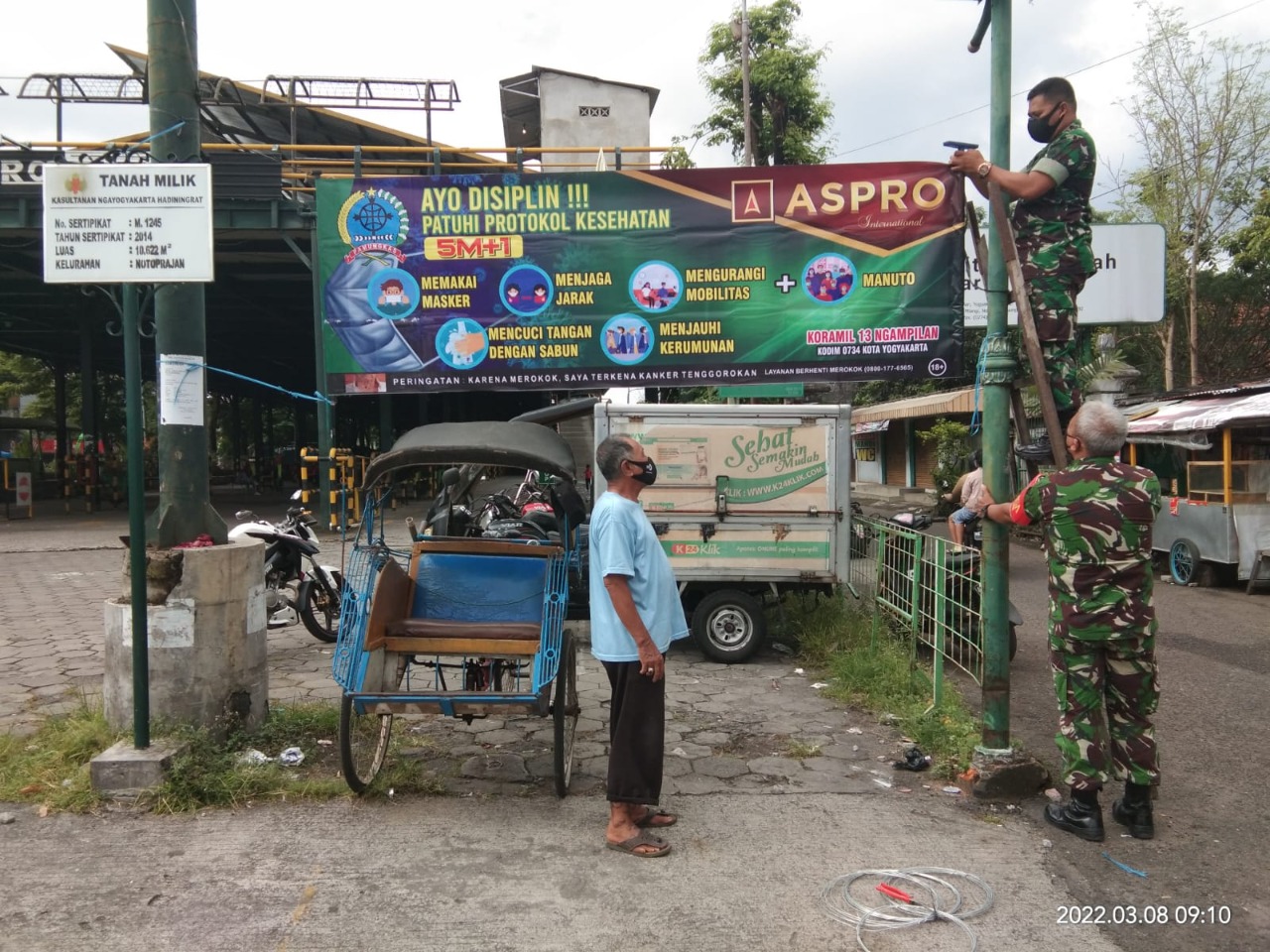 Babinsa Koramil 13/Ngampilan Pasang Banner Himbauan Protkes