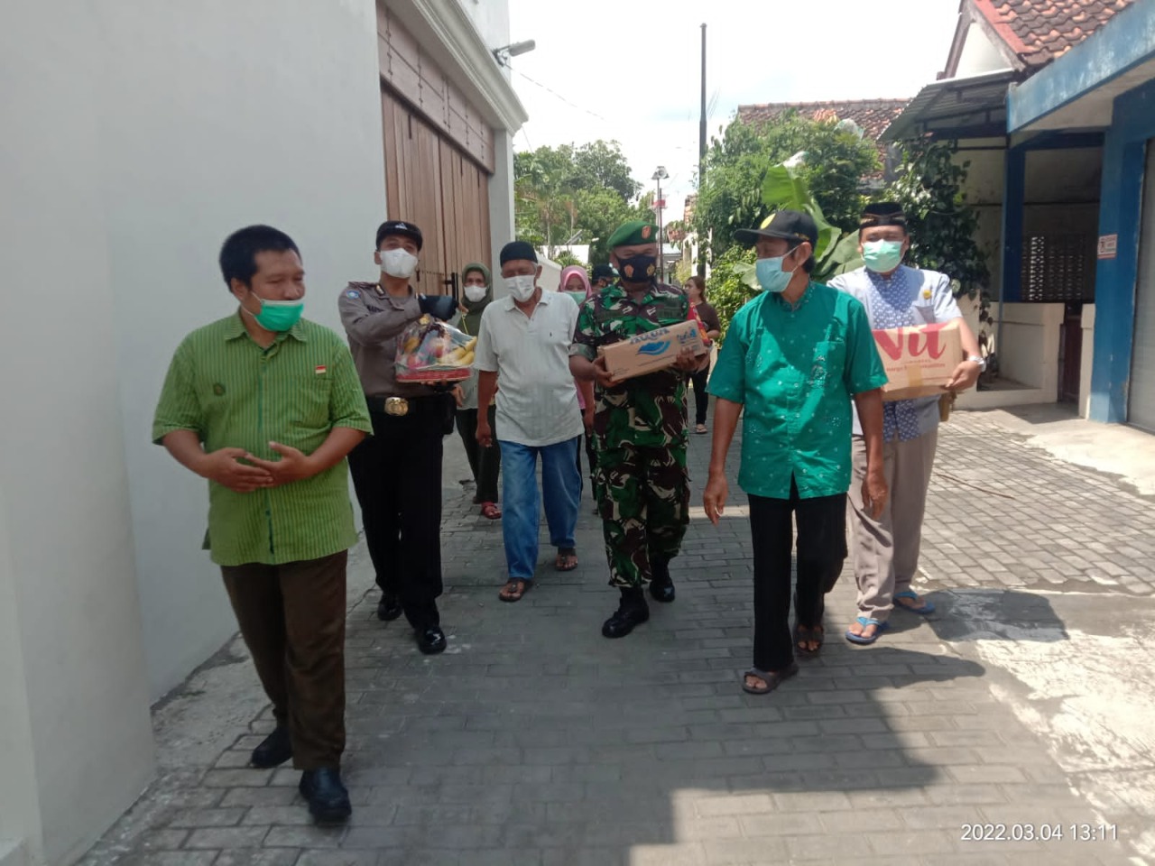 Gotong Royong Warga Dan Babinsa Patangpuluhan Bantu Warga Isolman 