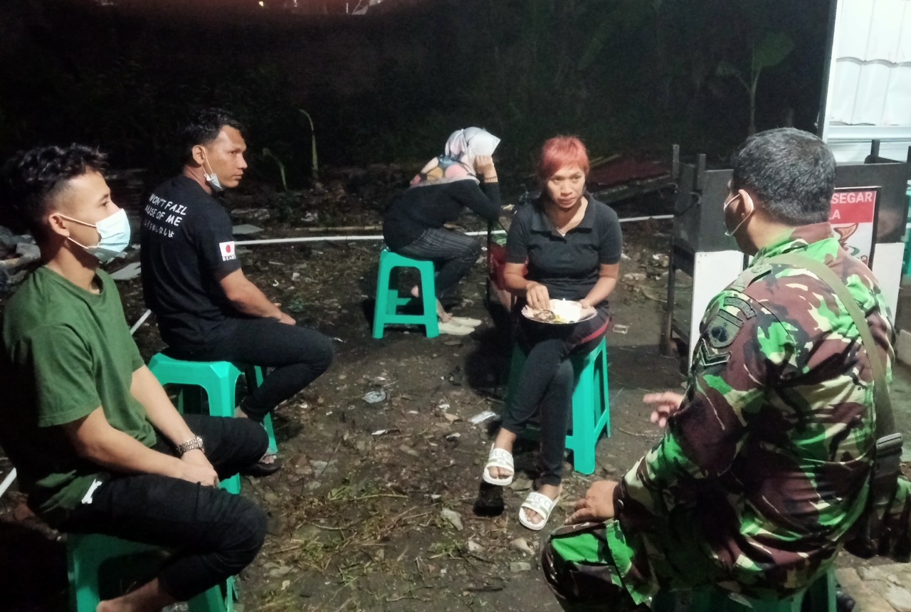 Babinsa Koramil 14/Gedongtengen Terus Sosialisasikan Protokol Kesehatan Covid-19 Kepada Warga di Wilayah Binaan