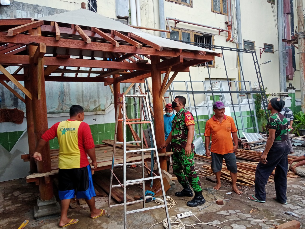 Kuatkan Semangat Gotong Royong, Babinsa Koramil 14/Gedongtengen Bantu Pembangunan Gazebo