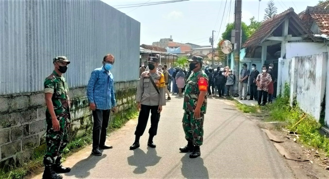 Babinsa Kelurahan Kricak Melaksanakan Monitoring Pemakaman Secara Covid-19