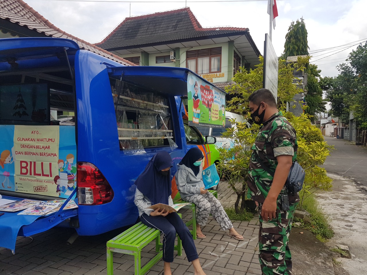 Babinsa Wirobrajan Belajar dan Bermain Bersama Anak - Anak di Wilayah Binaan