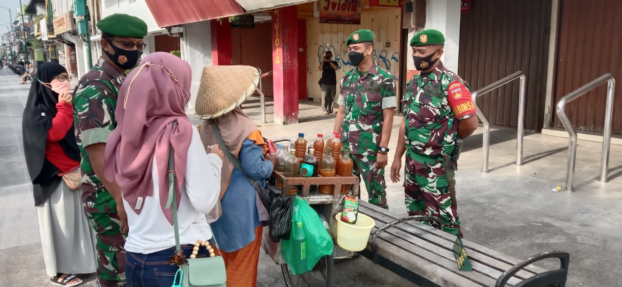 Anggota Koramil 04/Danurejan Himbau Protokol Kesehatan di Kawasan Wisata Jalan Malioboro