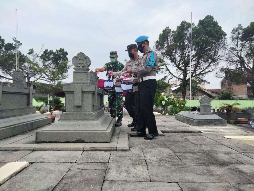 Tiga Pilar Kelurahan Tahunan Ziarah Ke Makam Ki Hajar Dewantara