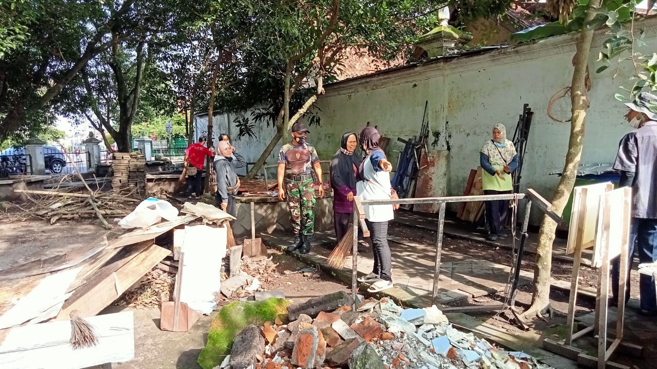 Koramil Kraton Kerja Bakti Bersama Pedagang Tempat Wisata