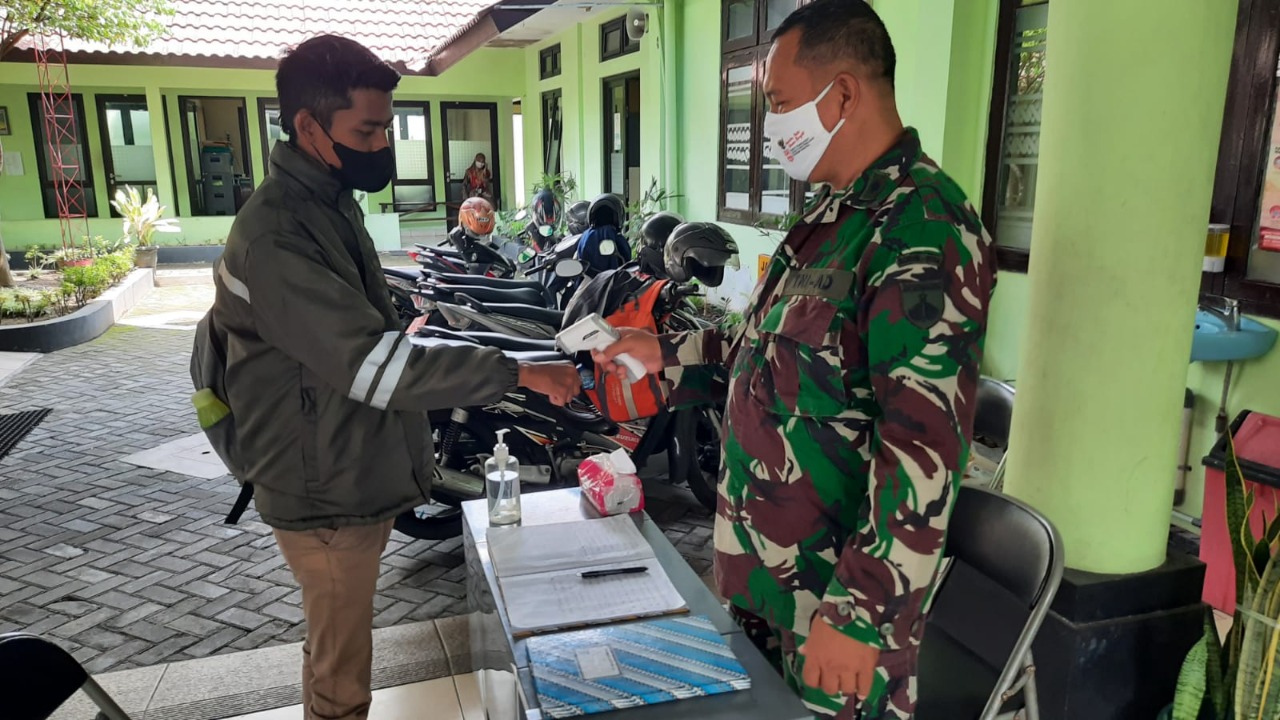 Babinsa Warungboto Bantu Penerapan Protokol Kesehatan Covid 19 Di Kemantren Umbulharjo