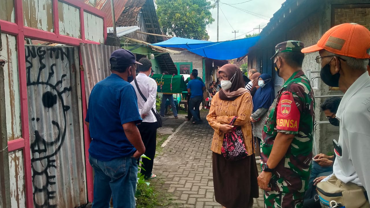 Salah Satu Wujud Kedekatan Dengan Warga, Babinsa Kelurahan Gowongan Takziah di Wilayah Binaan