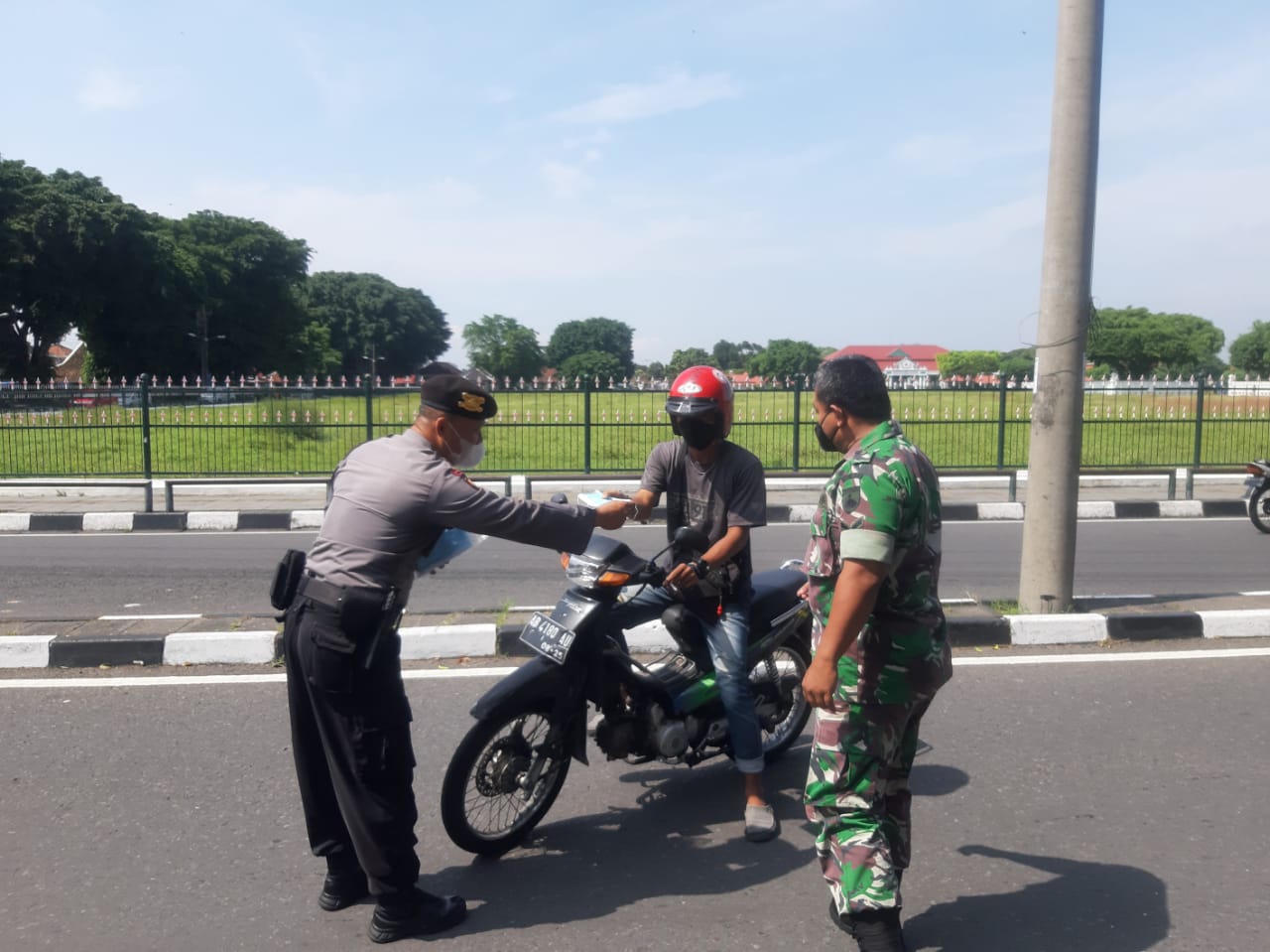 TNI Polri Bagi Bagi Masker di Alun Alun Utara Yogyakarta