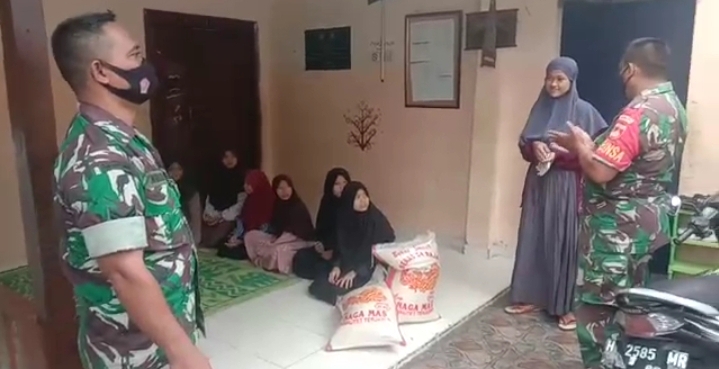 Babinsa Koramil 08/Kotagede Berbagi Bantuan Beras Kepada Santri Pondok Pesantren