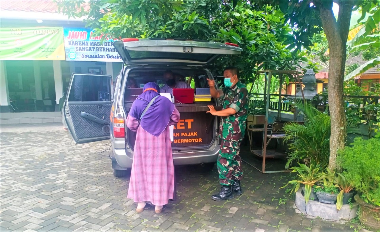 Babinsa Sorosutan Dampingi Samsat Kota Yogyakarta Permudah Layanan Pajak