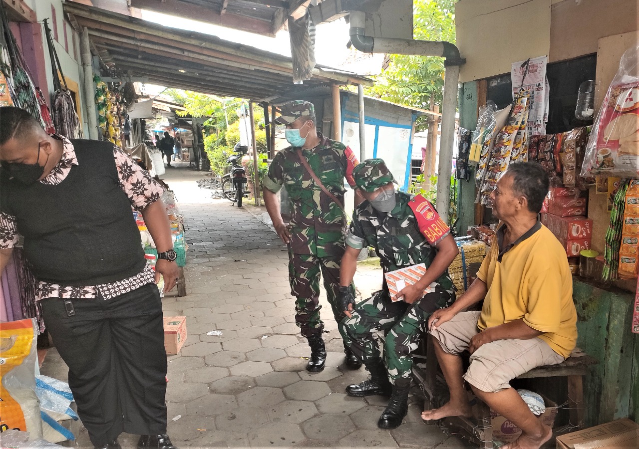 Minyak Goreng Langka, Babinsa Gedongtengen Datangi Pasar Tradisional Ngebuk Pringgokusuman