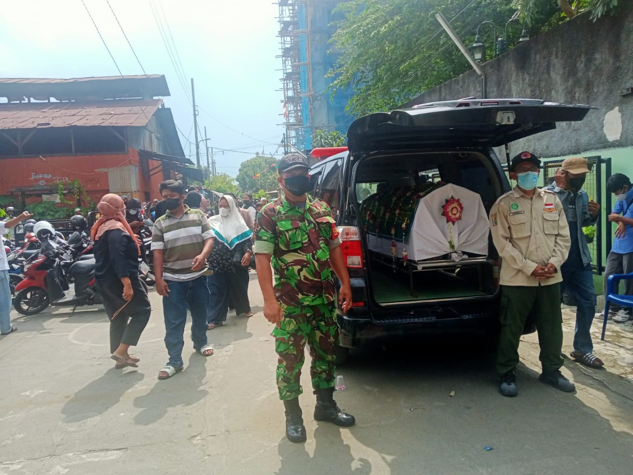 Babinsa Sosromenduran Yang Selalu Hadir Ditengah Warga Dalam Membantu Kesulitan Warga