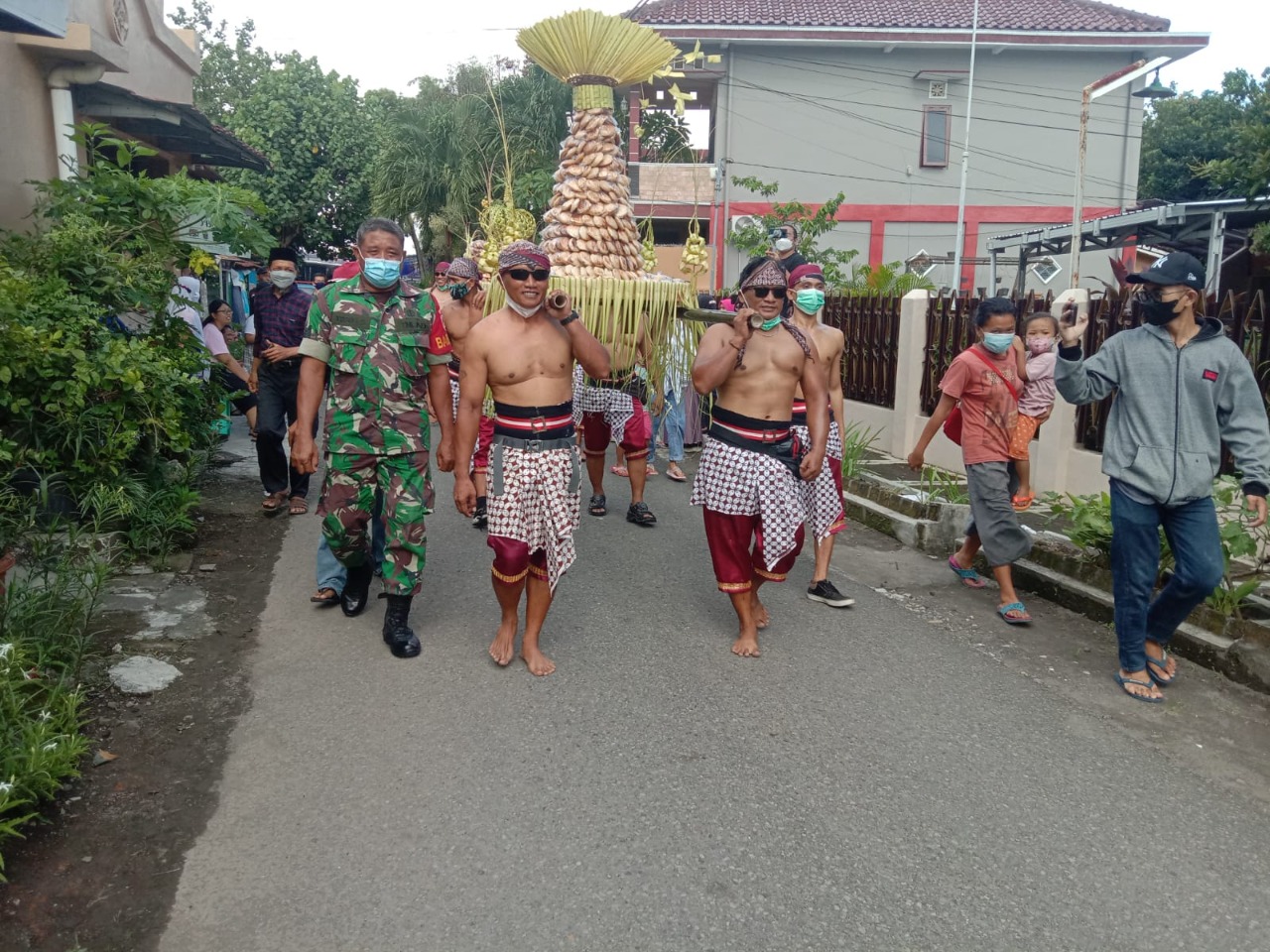 Babinsa Tahunan Kawal Kirab Apem Kampung Tahunan