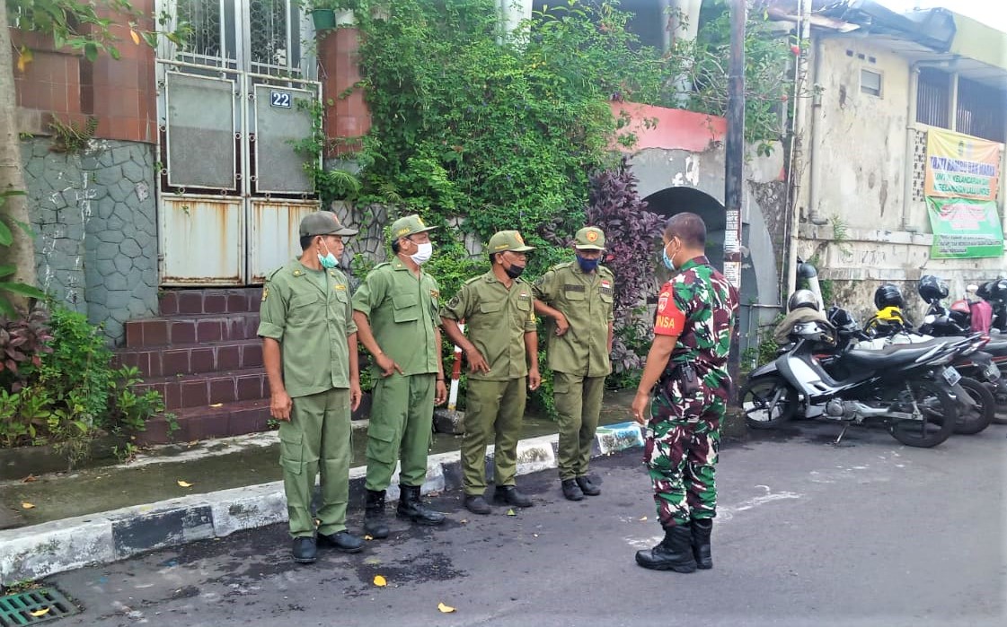 Tingkatkan Disiplin Linmas, Babinsa Purwokinanti Latih PBB dan Wawasan Kebangsaan