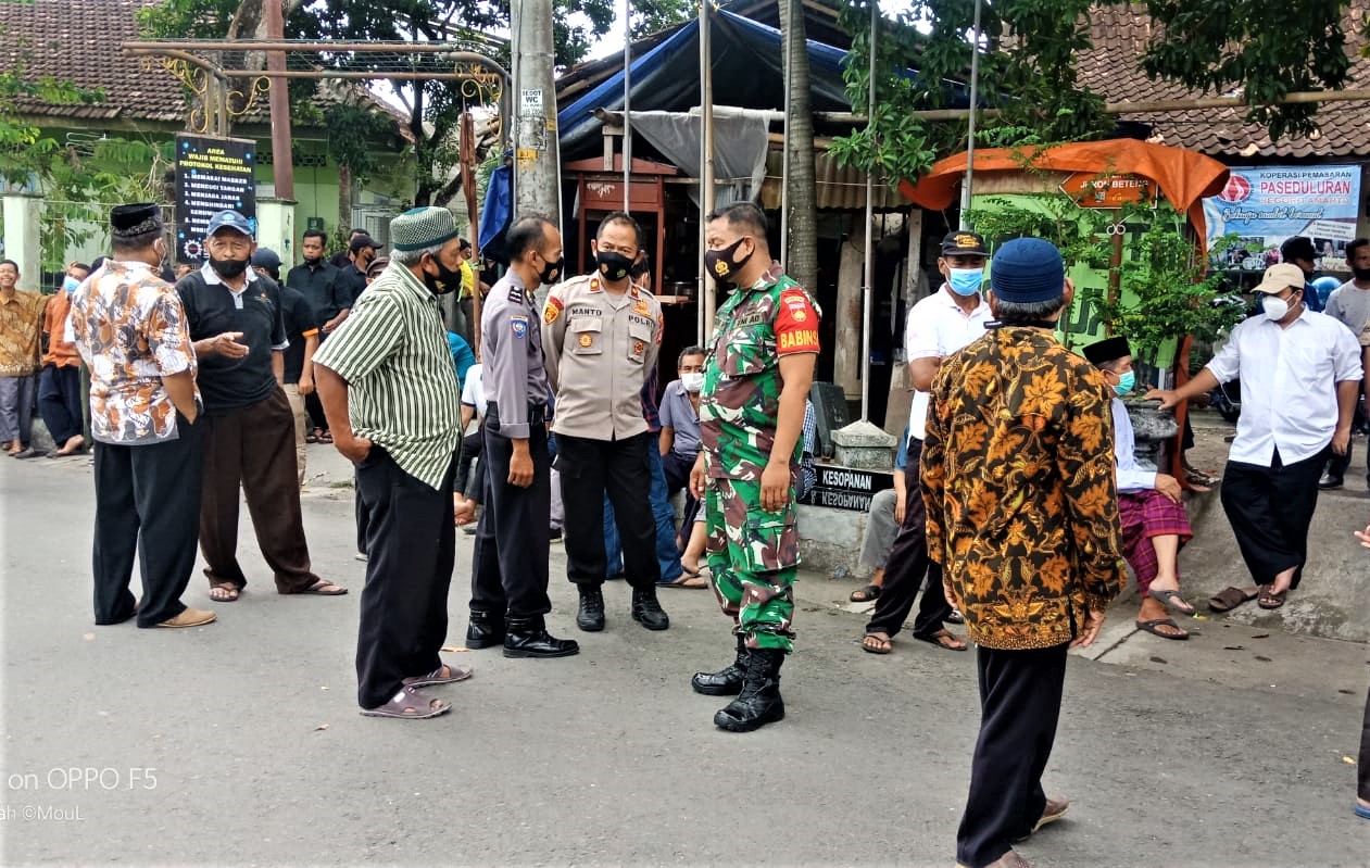 Wujud Kepedulian Babinsa Koramil 10/Wirobrajan Melayat Warga Yang Meninggal Dunia 