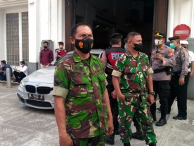 Danramil 12 /Gondomanan Beserta Anggota  Memantau Aksi Demo Di Titik Nol KM Yogyakarta