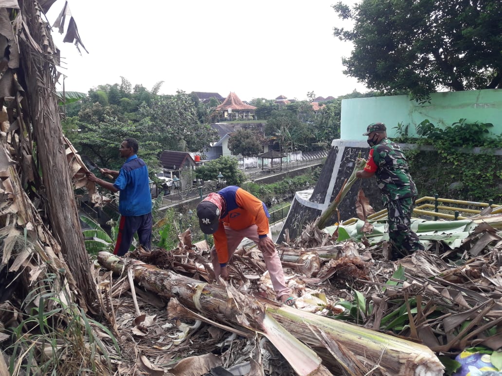 Bersama Warga, Babinsa Kelurahan Prenggan Laksanakan Karya Bakti di Kampung Darakan