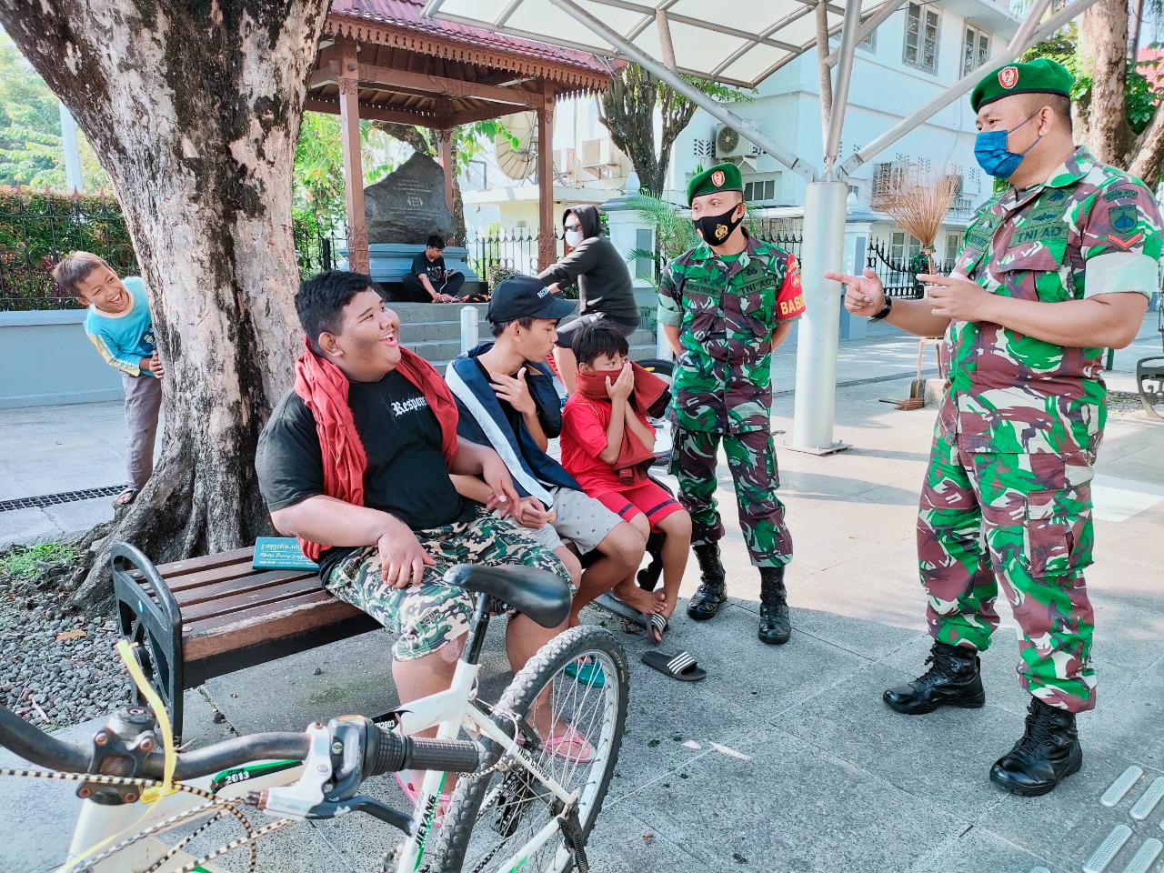 Anggota Koramil 13/Ngampilan Himbau Anak - anak Untuk Patuhi Protkes