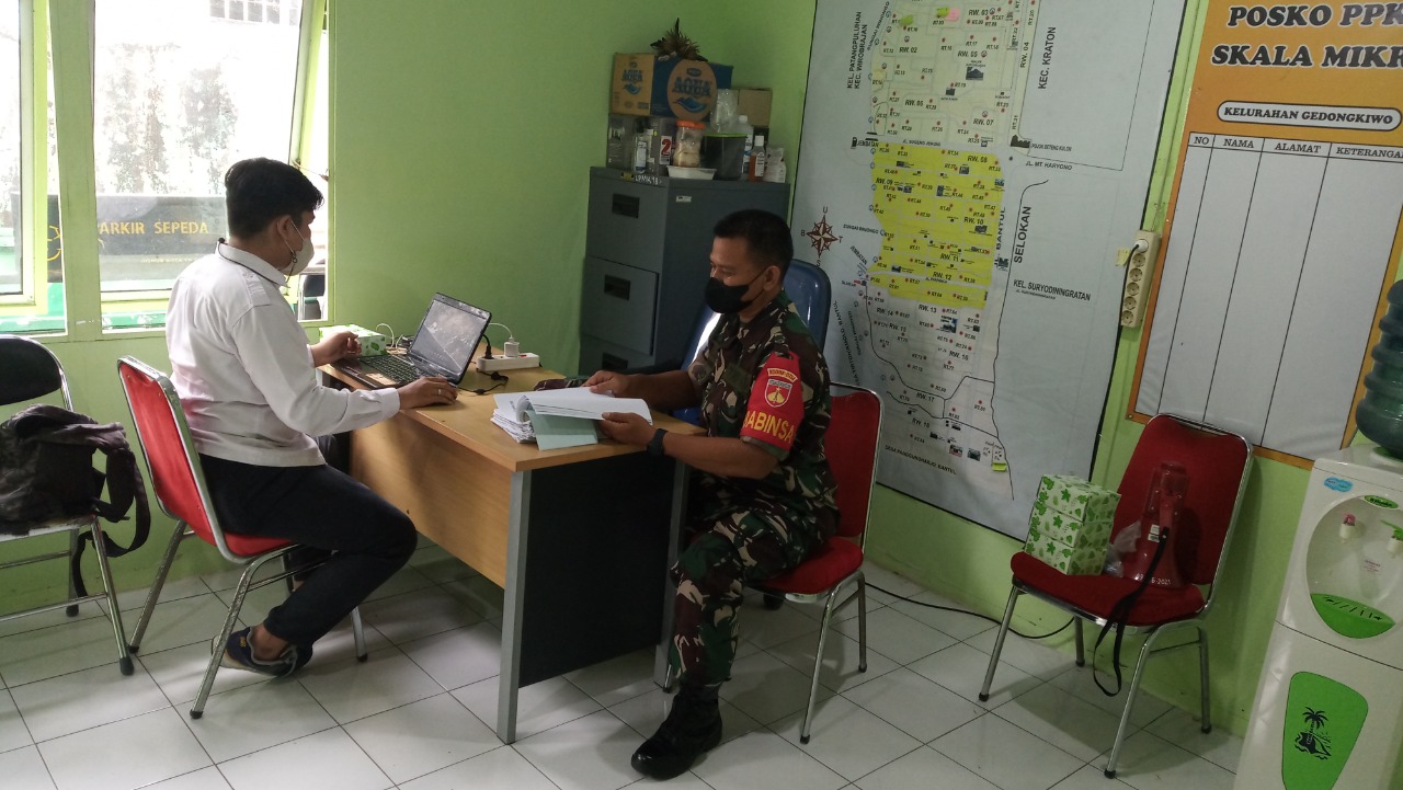 Peran Babinsa Lakukan Puldata di Kantor Kelurahan