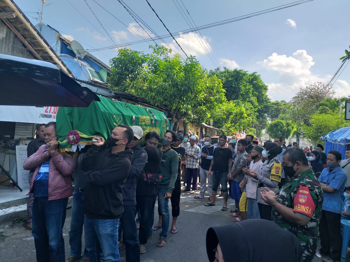 Jalin Kedekatan Dengan Warga, Babinsa Gunungketur Hadiri Takziah