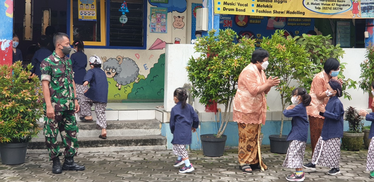 Babinsa Baciro Peduli Pendidikan Anak Sejak Dini Bersama Siswa-Siswi TK Indriyana