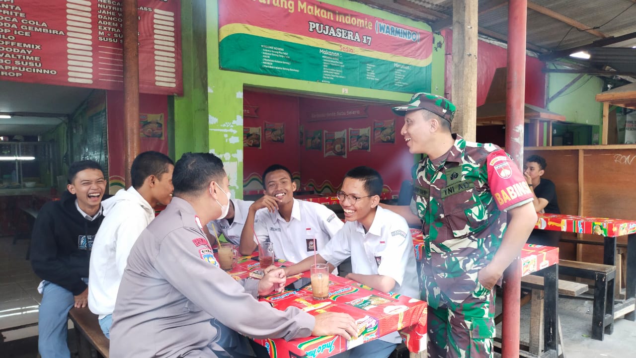 Cegah Kenakalan Remaja, Babinsa Cokrodiningratan Komsos Dengan Siswa SMKN 2 Jetis