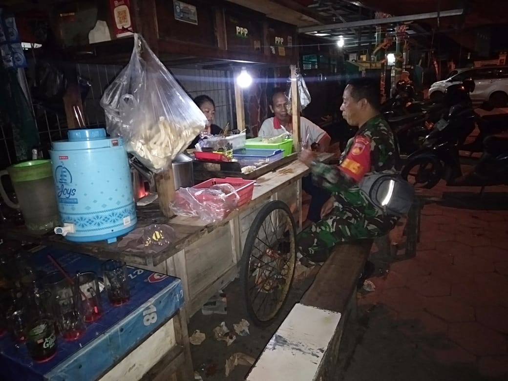 Babinsa Gunungketur Sambang Wilayah Laksanakan Komsos Bersama Warga Masyarakat