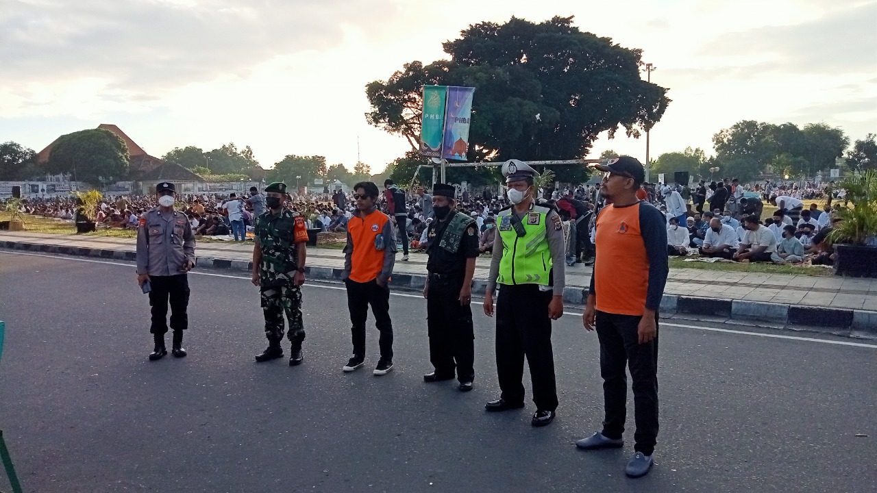 Koramil Kraton Membantu Pelaksanaan Sholat Idul Adha di Alun-alun Selatan Yogyakarta