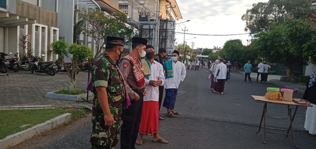 Demi Kelancaran Ibadah Sholat Idul Adha Babinsa Kelurahan Klitren Melaksanakan Pengamanan