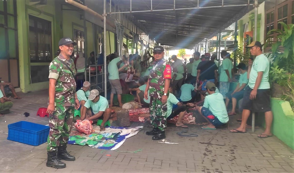 Babinsa Patangpuluhan Lakukan Pengamanan Pemotongan Hewan Kurban