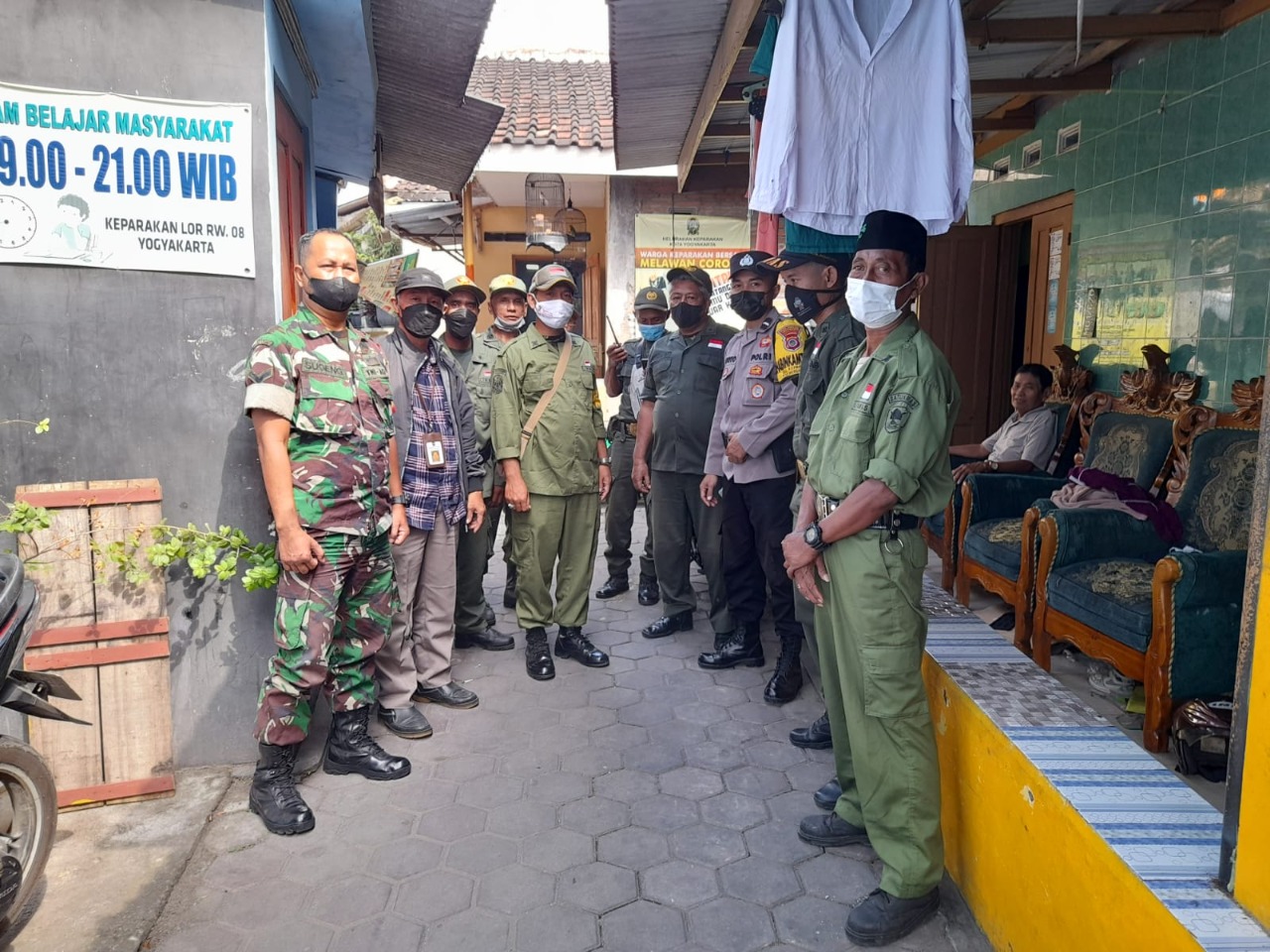 Babinsa Koramil 06/Mergangsan Senergis Dengan Bhahinkamtibmas Dan Linmas Sambang Wilayah