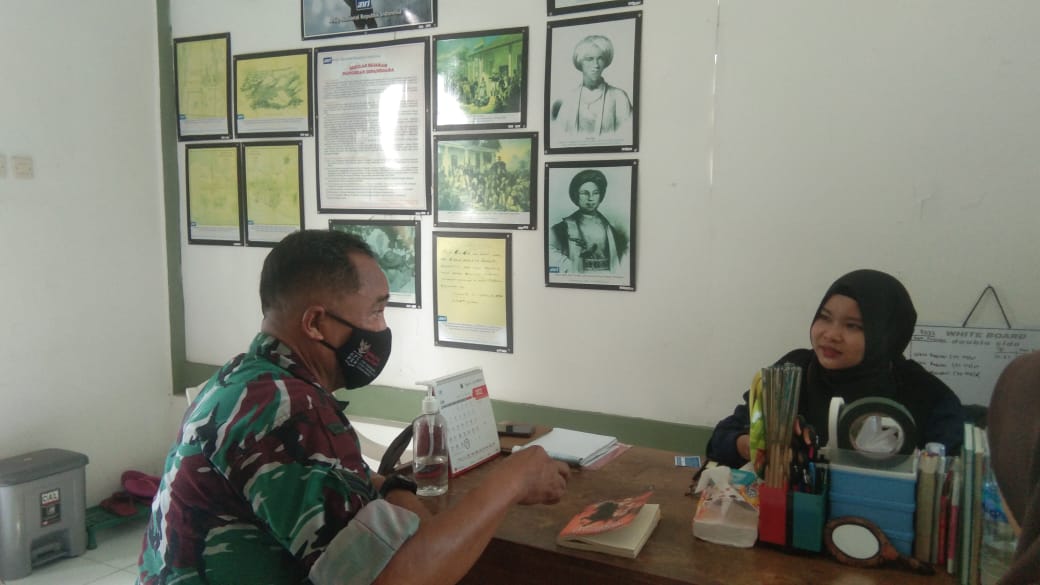 Babinsa Tegalrejo Melaksanakan Komsos Terhadap Petugas Administrasi Monumen Diponegoro