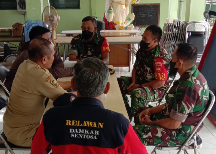 Danramil Bersama Babinsa Koramil 14/Gedongtengen Laksanakan Komsos di Wilayah Binaan