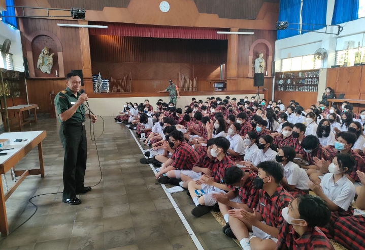 Danramil 14/Gedongtengen Sosialisasikan Bahaya Bullying Kepada Siswa-Siswi SMP Stella Duce 1 Yogyakarta