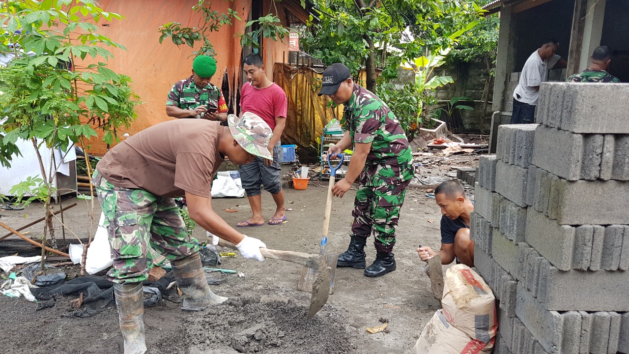 Di Bawah Guyuran Hujan, Para Teknisi Bangunan Kodim Jogja Tetap Semangat Tuntaskan Rehab RTLH Bantuan KASAD